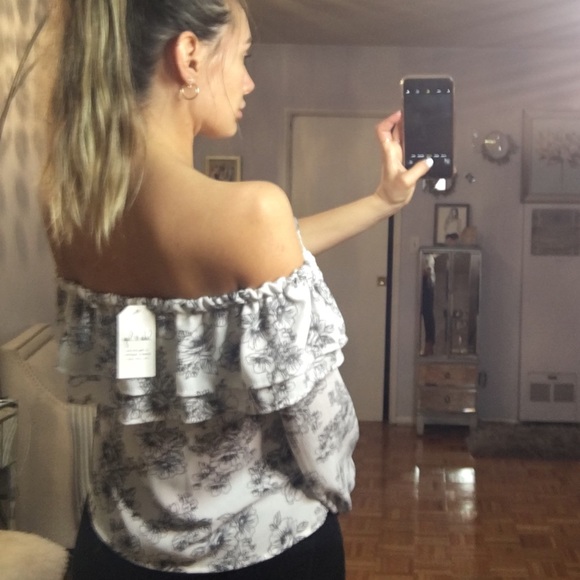 NWT ~ Off the shoulder blouse ~ Black and white - Picture 2 of 8